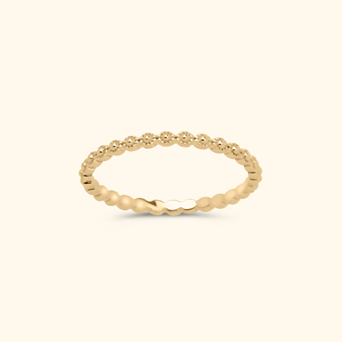 Goudkleurige stapelring van gold plated messing met een patroon van kleine bolletjes rondom de band.